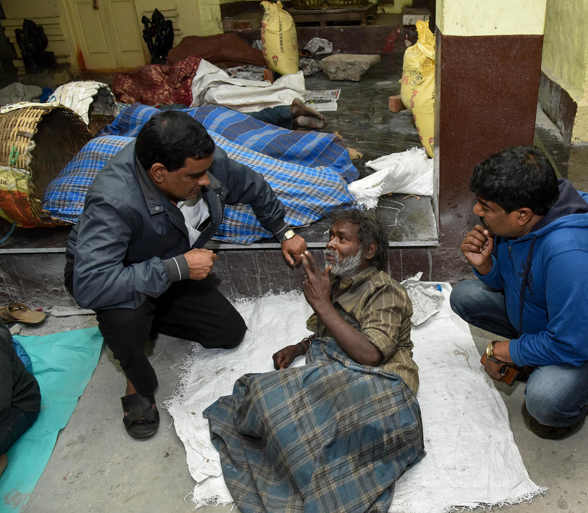 Survey of homeless people, at Kalasipalya in Bengaluru on Wednesday. DH Photo/ B H Shivakumar