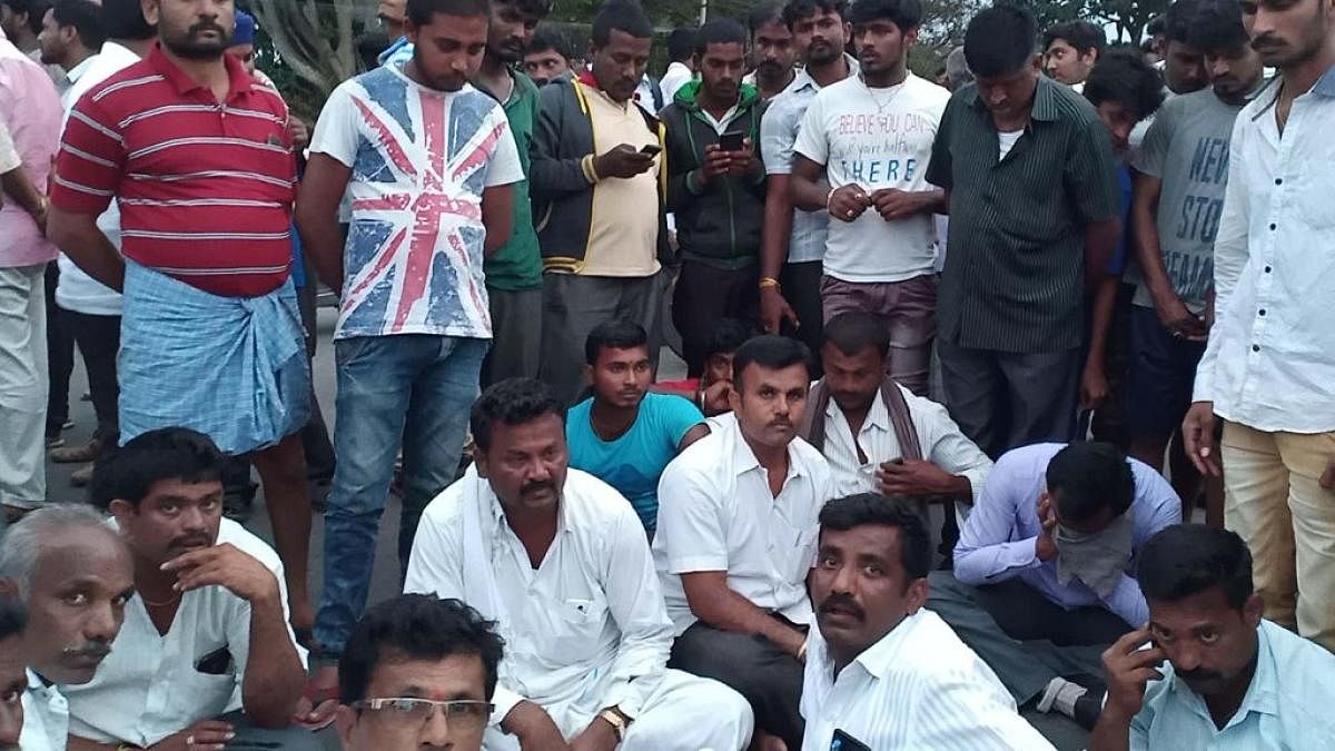 Supporters protest the killing of Thoppanahalli Prakash.