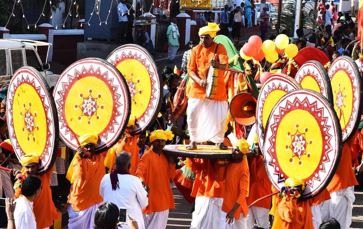A folk troupe performs in the procession held as part of the 84th Kannada Sahitya Sammelana in Dharwad on Friday. DH Photos / Tajuddin Azad