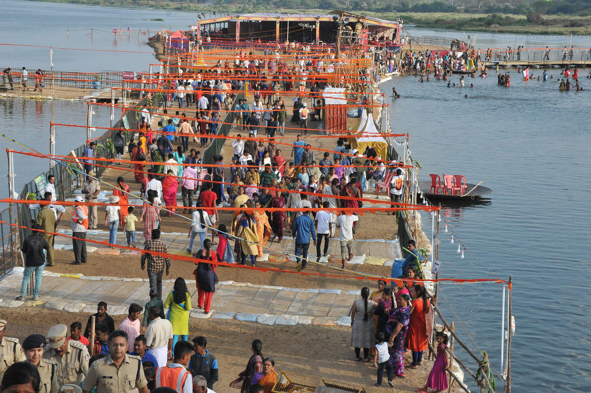 Devotees flock Triveni Sangam, confluence of Kapila, Cauvery and Spatikha Saravara (lake) in T Narsipur on Sunday. DH PHOTOS