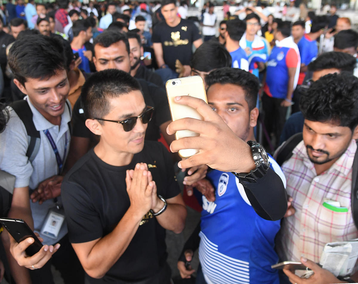 Fans thronged in big numbers to welcome the team and the captain obliges them. DH PHOTO/ SRIKANTA SHARMA R