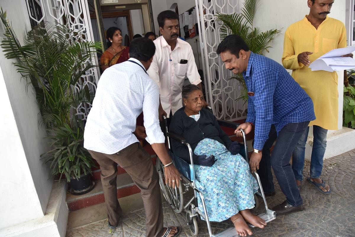 Jayalakshmi and her son Gangadhar (in blue shirt) are fighting a medical negligence case against G M Hospital, Bengaluru. DH photos / B H Shivakumar 