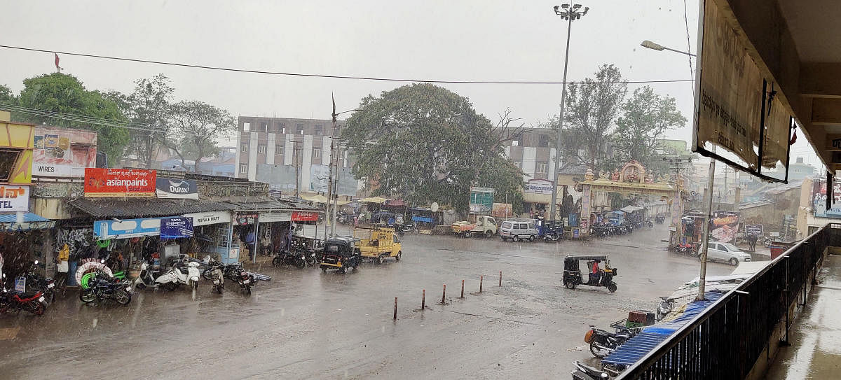 Heavy rains lash Holalkere town in Chitradurga district on Monday evening. DH Photo