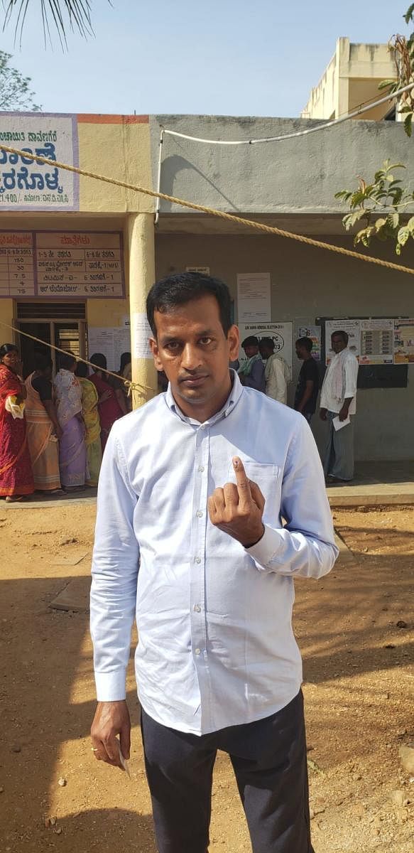 Vijaykumar Airani, a software engineer in Californi, the United States, cast his vote at Kakkaragollada booth in Davangere taluk on Tuesday.