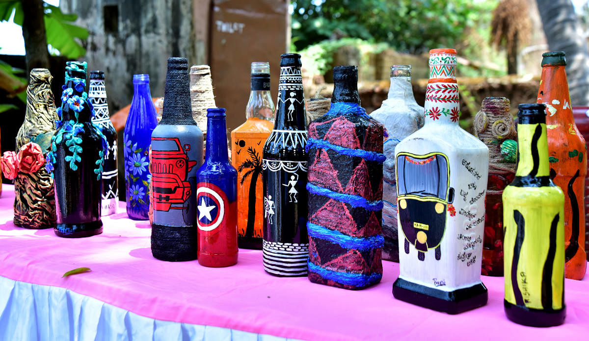Elegant Bottle Participants with their artwork at the Bottle Art Exhibition organised at Megha Mendon’s backyard on the banks of River Palguni in Mangaluru. dh Photos by Govindraj Javali