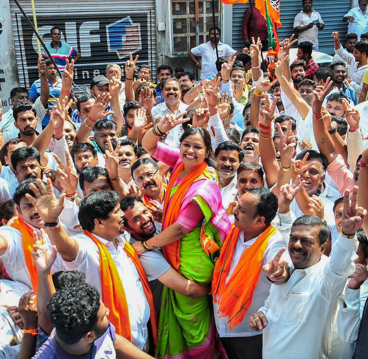 Pallavi, BJP candidate from Kaveripura ward, celebrates her victory with supporters. DH photo