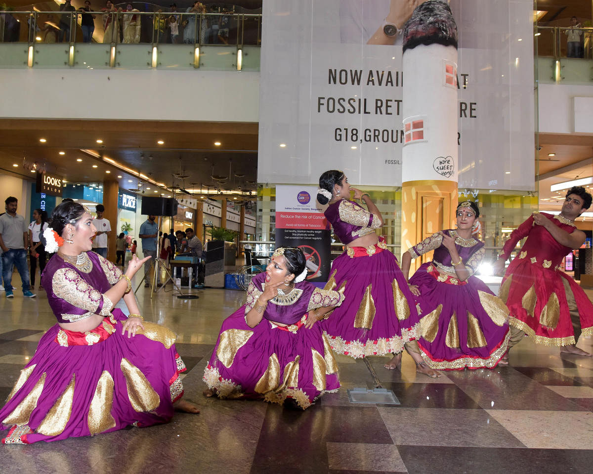 A vibrant flash mob and mime marked World No-Tobacco Day at Orion Mall, on Friday. DH Photos/B H Shivakumar