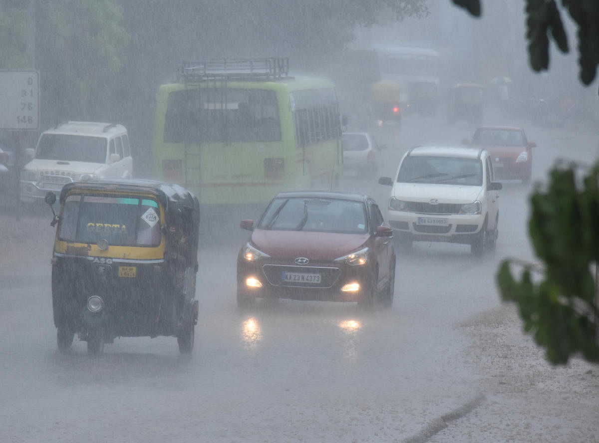 Heavy rain lashed Dharwad for more than an hour on Friday. DH photo 