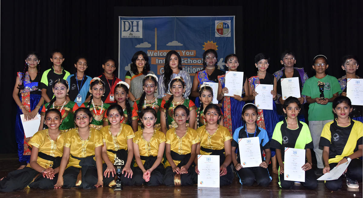 The winners and the first and second runners-up of the junior category. 