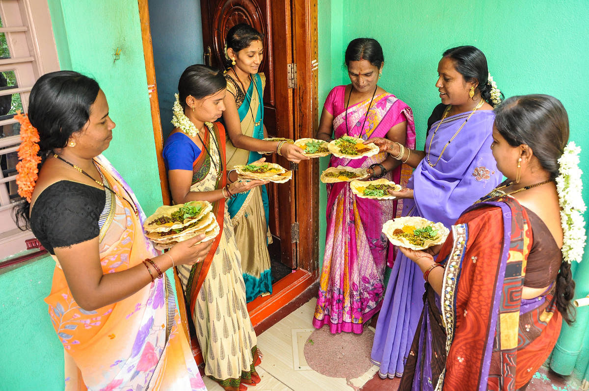 Women distributing rottis durind Rotti Habba. Photos by Tajuddin Azad