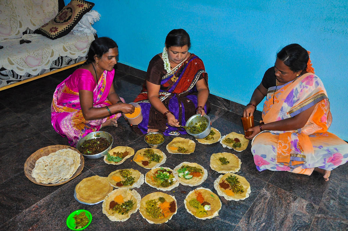 Women preparing rottis. Photos by Tajuddin Azad