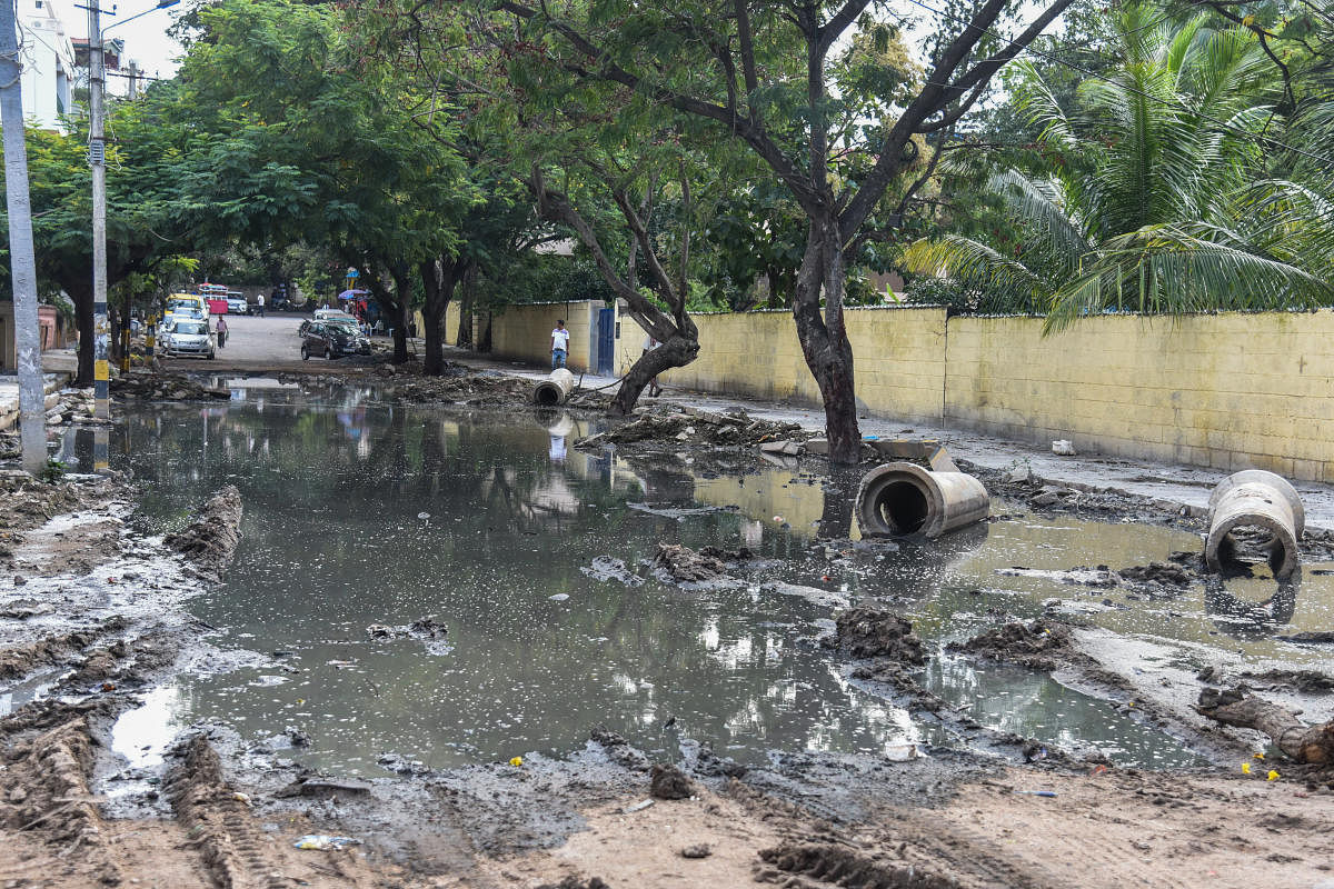Stagnant sewage water along prominent roads at Wilson Garden. DH PHOTO/S K Dinesh