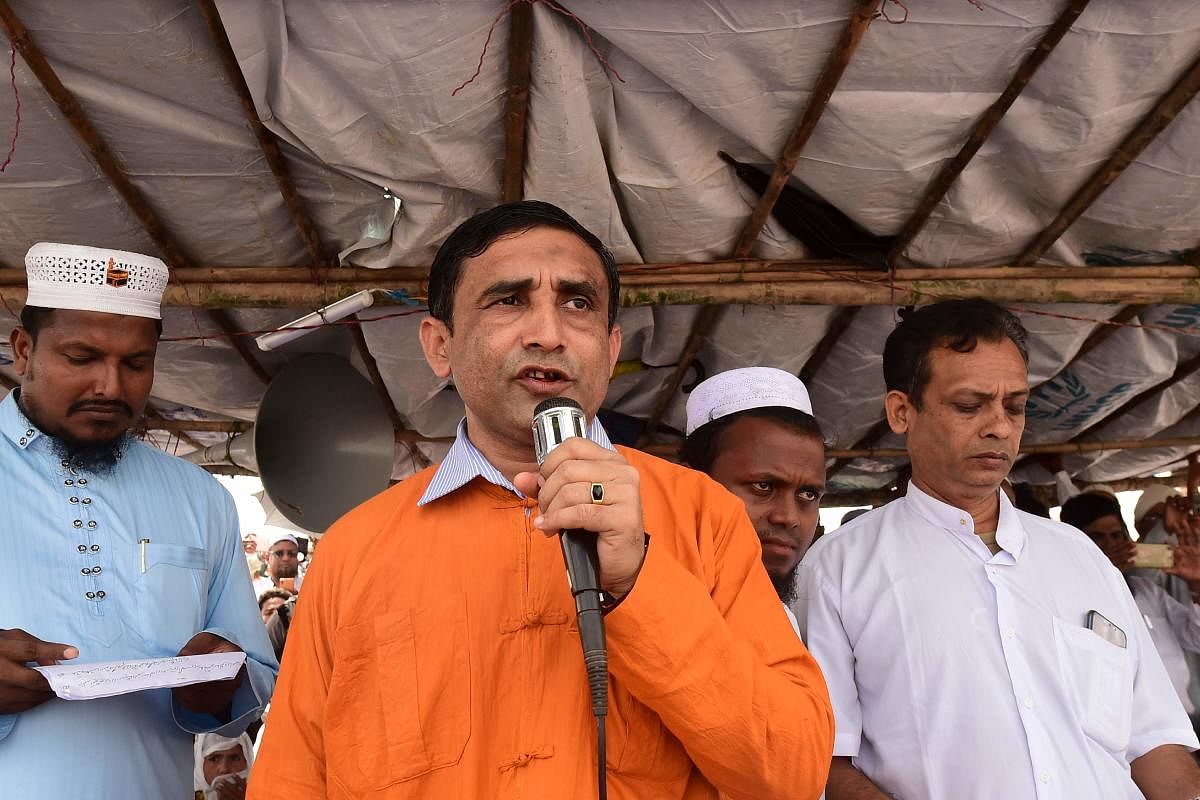 Mohib Ullah (C), a leader for the Rohingya community, addresses the ceremony at the Kutupalong refugee camp in Ukhia on August 25, 2019. (Photo by AFP)