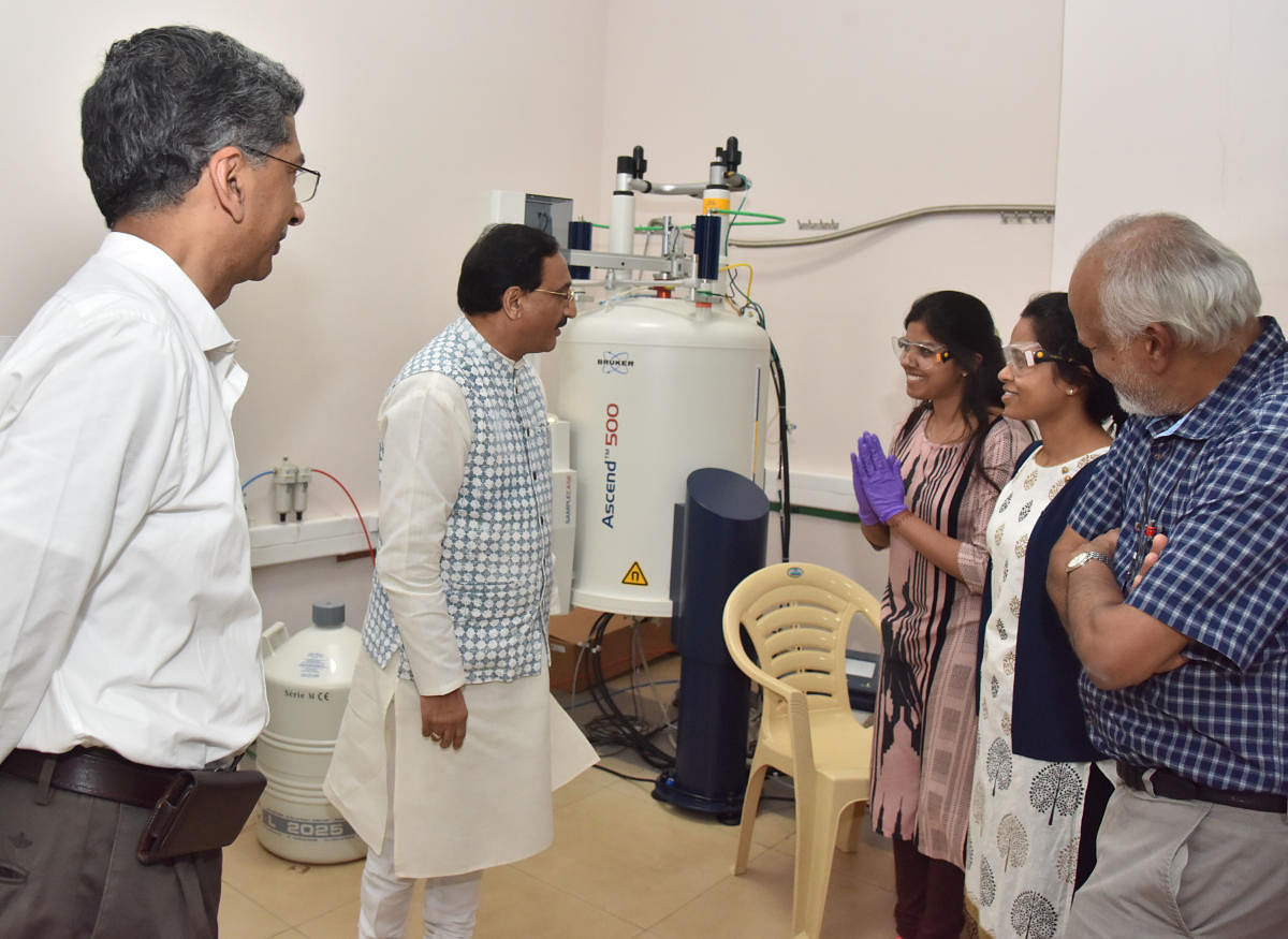 Union minister Ramesh Pokhriyal Nishank, Prof Anurag Kumar, IISc Director visit a lab at IISc's new chemical sciences building on Thursday. DH photo/Janardhan B K