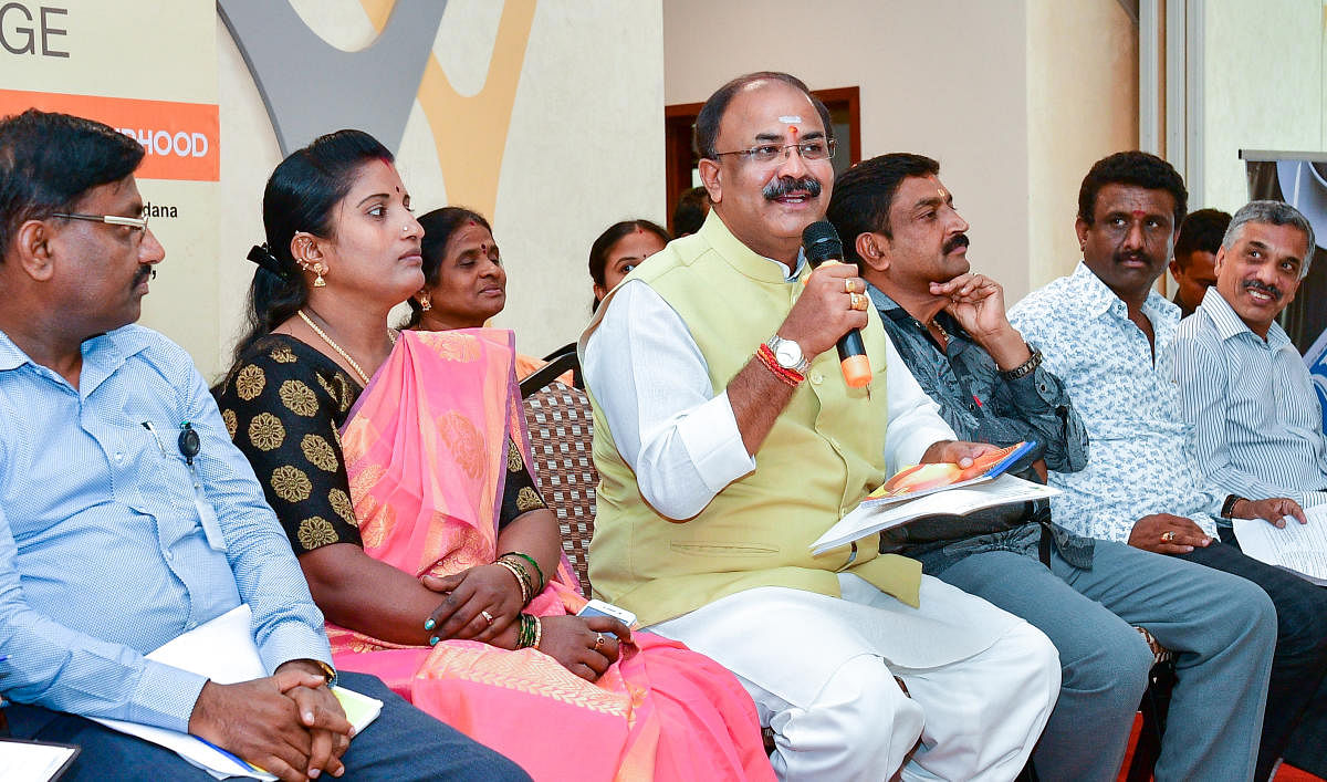 Mahadevapura MLA Arvind Limbavali speaks at Janaspandana -Citizens For Change, a civic grievance redress programme hosted by DH and Prajavani in association with the Prestige Tranquility Apartment Owners' Association at Budigere Cross on Saturday. DH PHOT