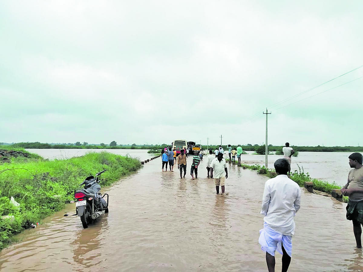 The bridge across River Doni between Devarahipparagi and Satihal is under water.