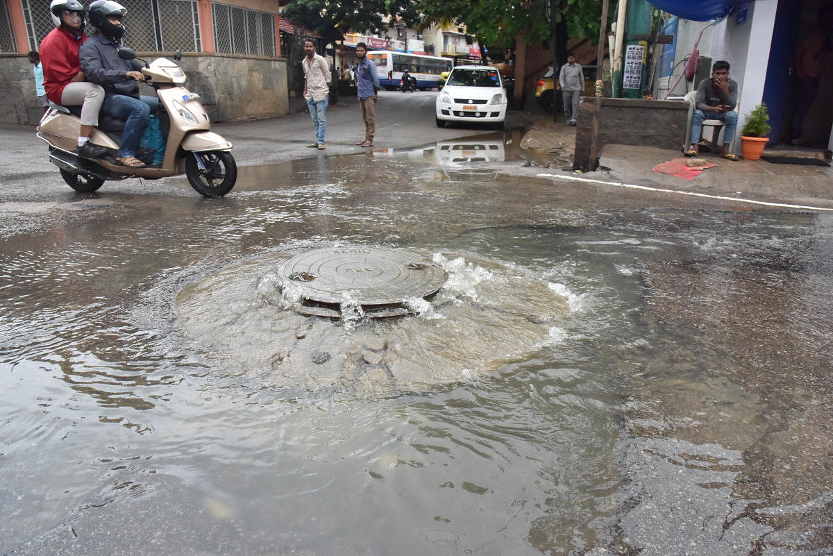 Sewage water over flowing from manhole after heavy rain at Kodigehalli in Bengaluru on Tuesday, 22 October, 2019. Photo by Janardhan B K