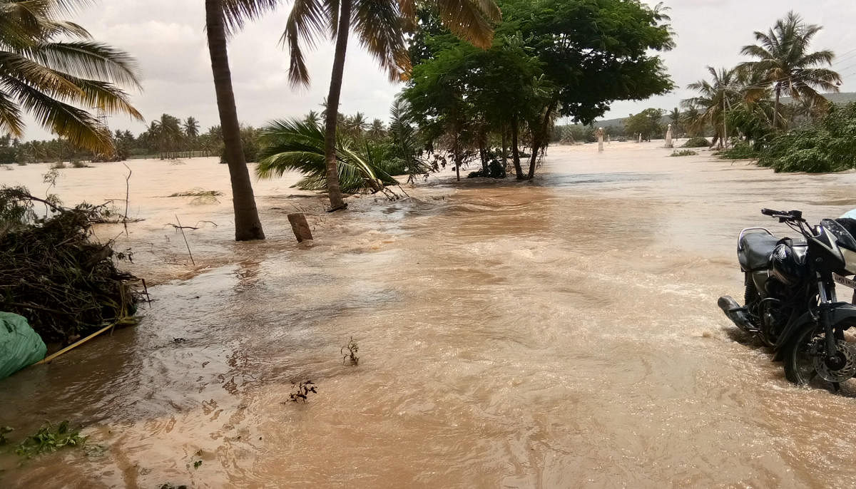 Gadag-Bagalkot road is under water following floods in River Malaprabha.