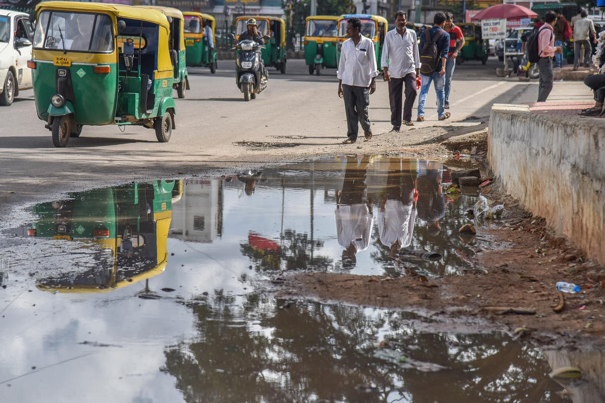 Stagnated rainwater on Gubbi Thotadappa Road right in front of the KSR Bengaluru railway station. DH PHOTO/S K DINESH 