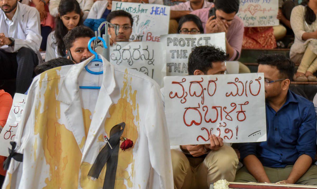 Doctors protest at Victoria Hospital on Friday. DH PHOTO/ANUP RAGH T