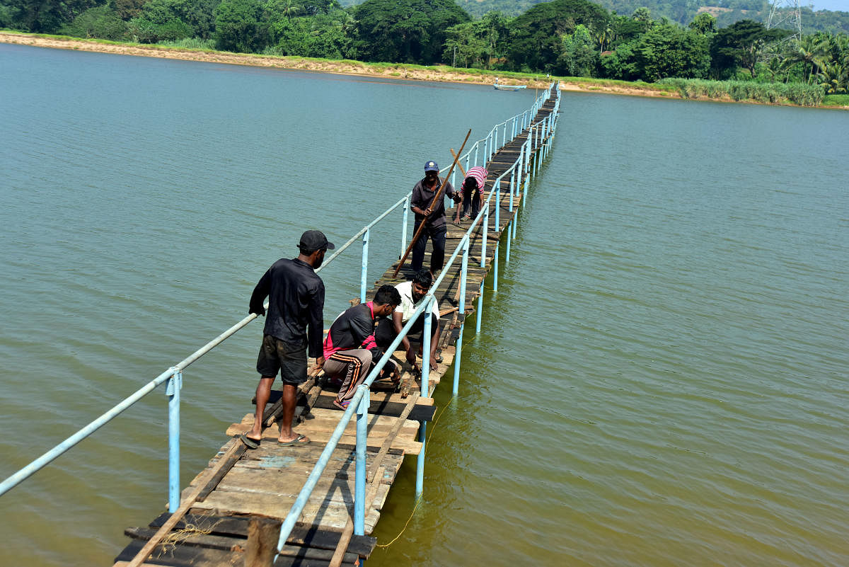 A makeshift bridge constructed by the villagers. DH photos/Govindaraj Javali