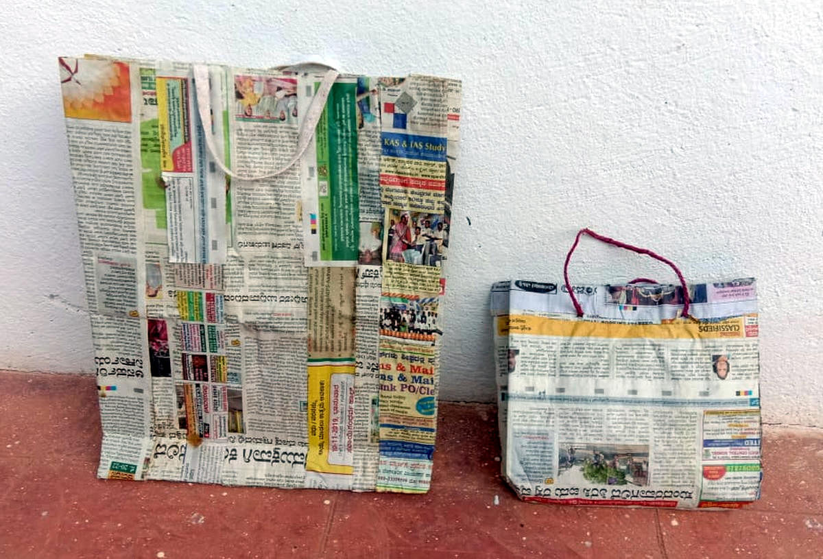 The affordable paper bags made of discarded newspapers are leak-proof to a large extent.