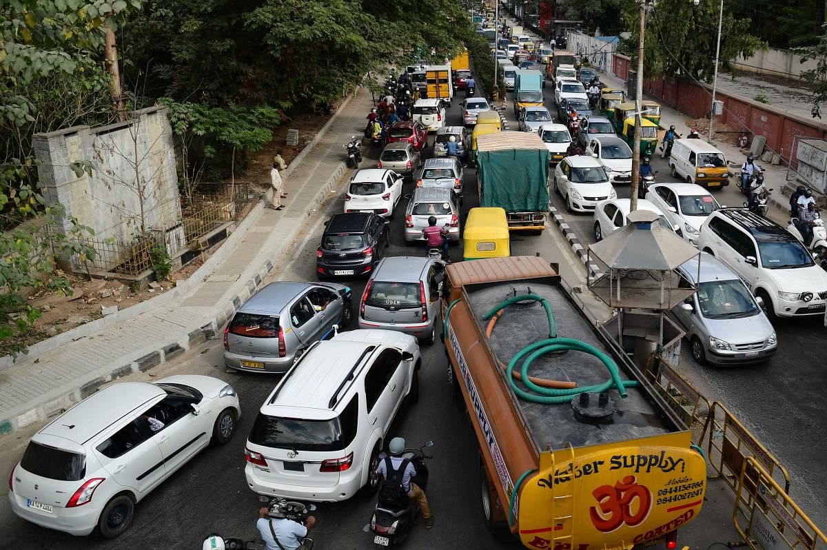 There was bumper-to-bumper traffic on Palace Road and many other parts of the city as Union Home Minster Amit Shah visited Bengaluru on Saturday. DH PHOTO