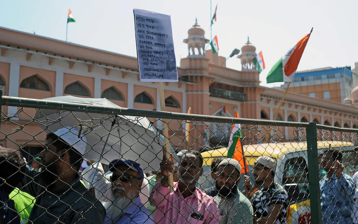 Protesters wave the tricolour as the Russell Market remains shut. DH PHOTO/PUSHKAR V