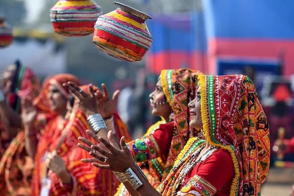 Performers wearing traditional outfits from Gujarat state perform during a press preview of tableaux participating in the forthcoming Republic Day parade in New Delhi on January 22, 2020. (AFP Photo)