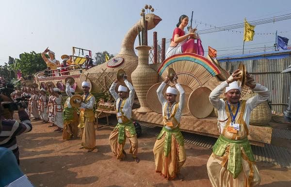 Assam tableaux artists rehearse ahead of the forthcoming Republic Day function, during a press preview in New Delhi, Wednesday, Jan. 22, 2020. (PTI Photo)