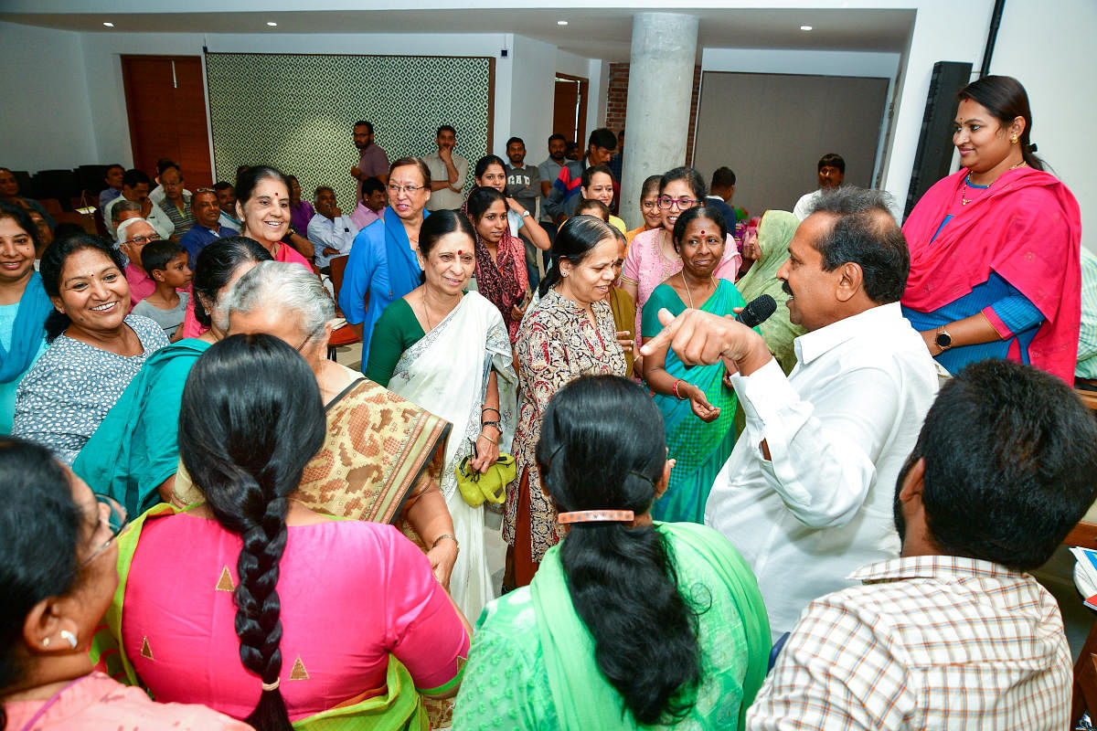 Domlur corporator C R Lakshminarayan interacts with residents at the 'Janaspandana-Citizens For Change' civic meet on Saturday. DH PHOTO/KRISHNAKUMAR P S