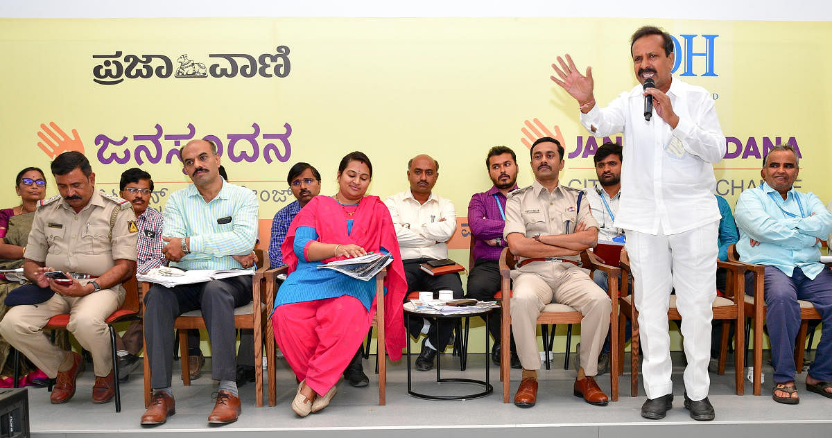 Domlur corporator C R Lakshminarayan speaks at the event. BBMP Joint Commissioner (East) K R Pallavi, DCP (East) S D Sharanappa and other officials look on. DH PHOTOS/KRISHNAKUMAR P S