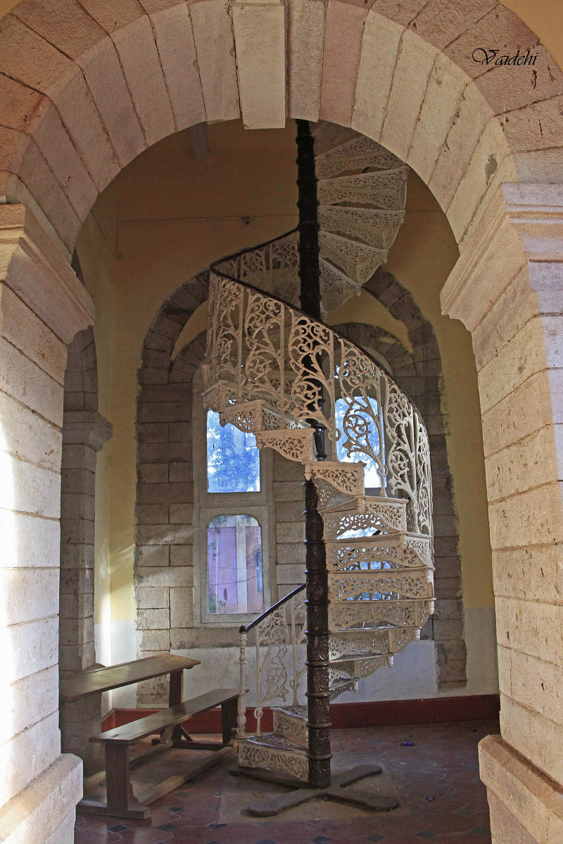Staircase, jali-filled window. 