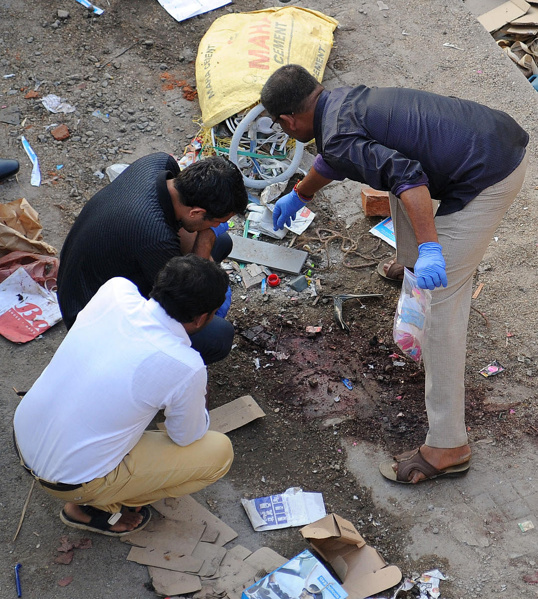 Bomb and forensic experts scour the blast site near Dairy Circle on Sunday. DH PHOTO/PUSHKAR V