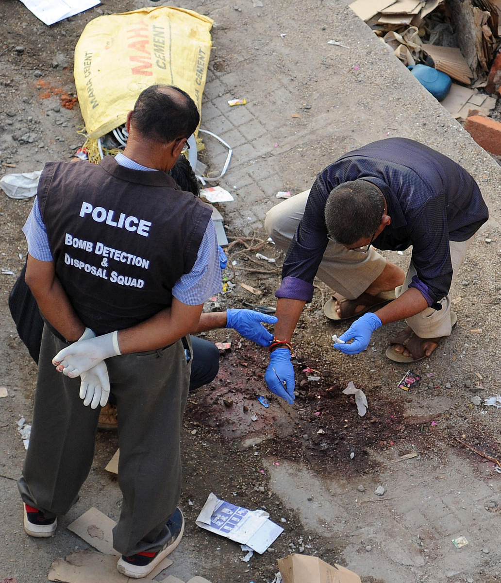 Bomb and forensic experts scour the blast site near Dairy Circle on Sunday. DH PHOTO/PUSHKAR V