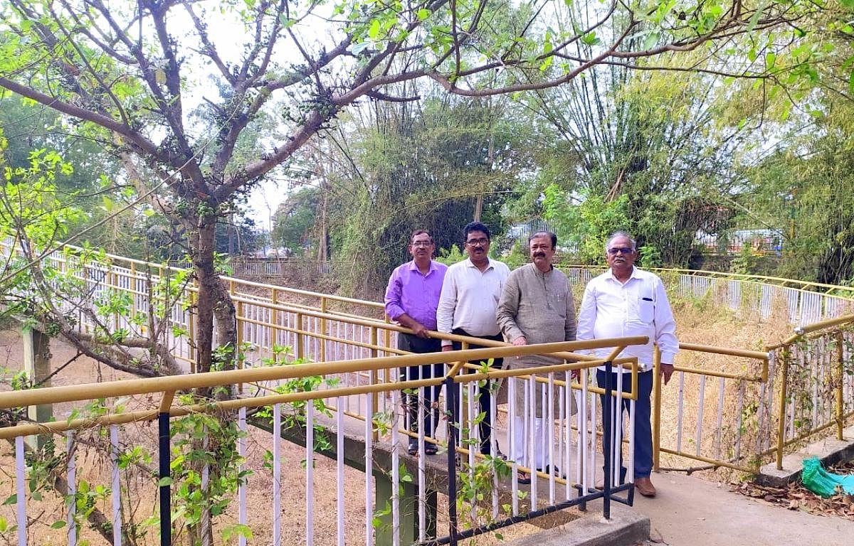 Horticulture Minister K C Narayanagowda (third from left) visits Kadri Park in Mangaluru. Members of the Kadri Park Development Committee and the Horticulture department official look on. DH Photos