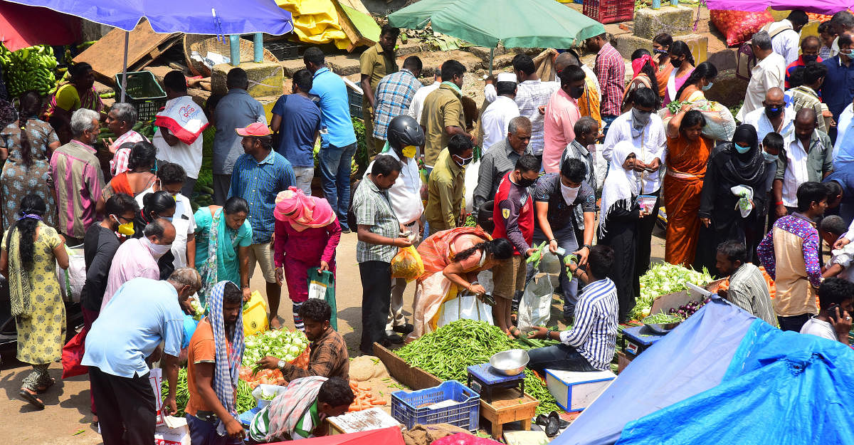 KR Market witnessed heavy rush of people eager to buy festive essentials ahead of the lockdown on Monday. DH photo/Anup Ragh T