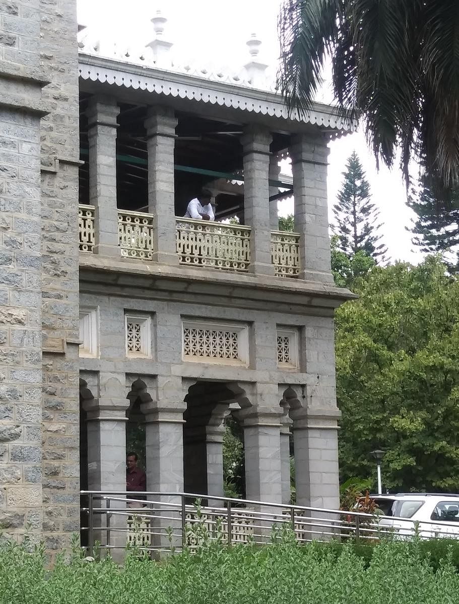 Kumara Krupa south: Balconies have intricately detailed cast iron railings.
