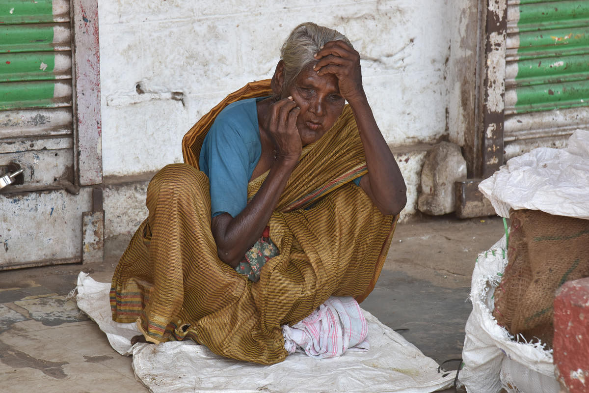 For Dh Akhil story: A homeless person at K R Market,. who said that she has lost access to food, due to Caronavirus, Covid-19 lockdown in Bengaluru on Thursday. Photo by S K Dinesh