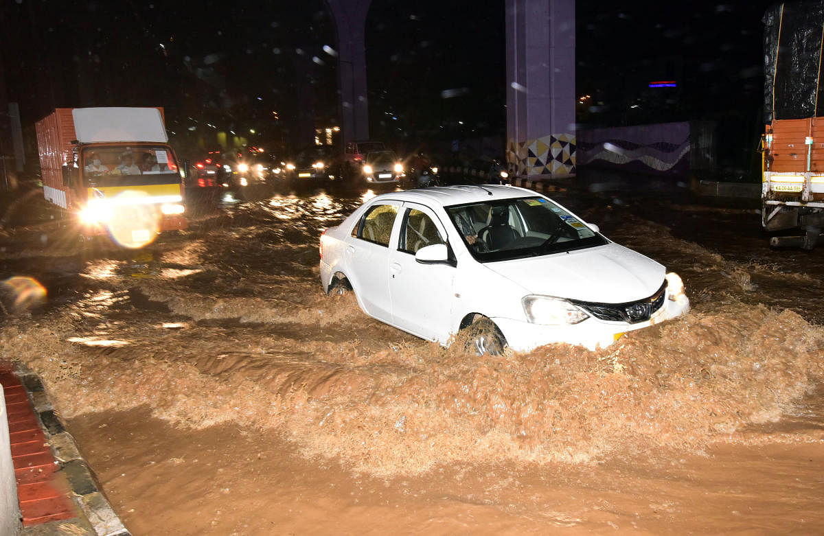 A water-logged road in Nayandahalli in Bengaluru on Thursday night. DH Photo