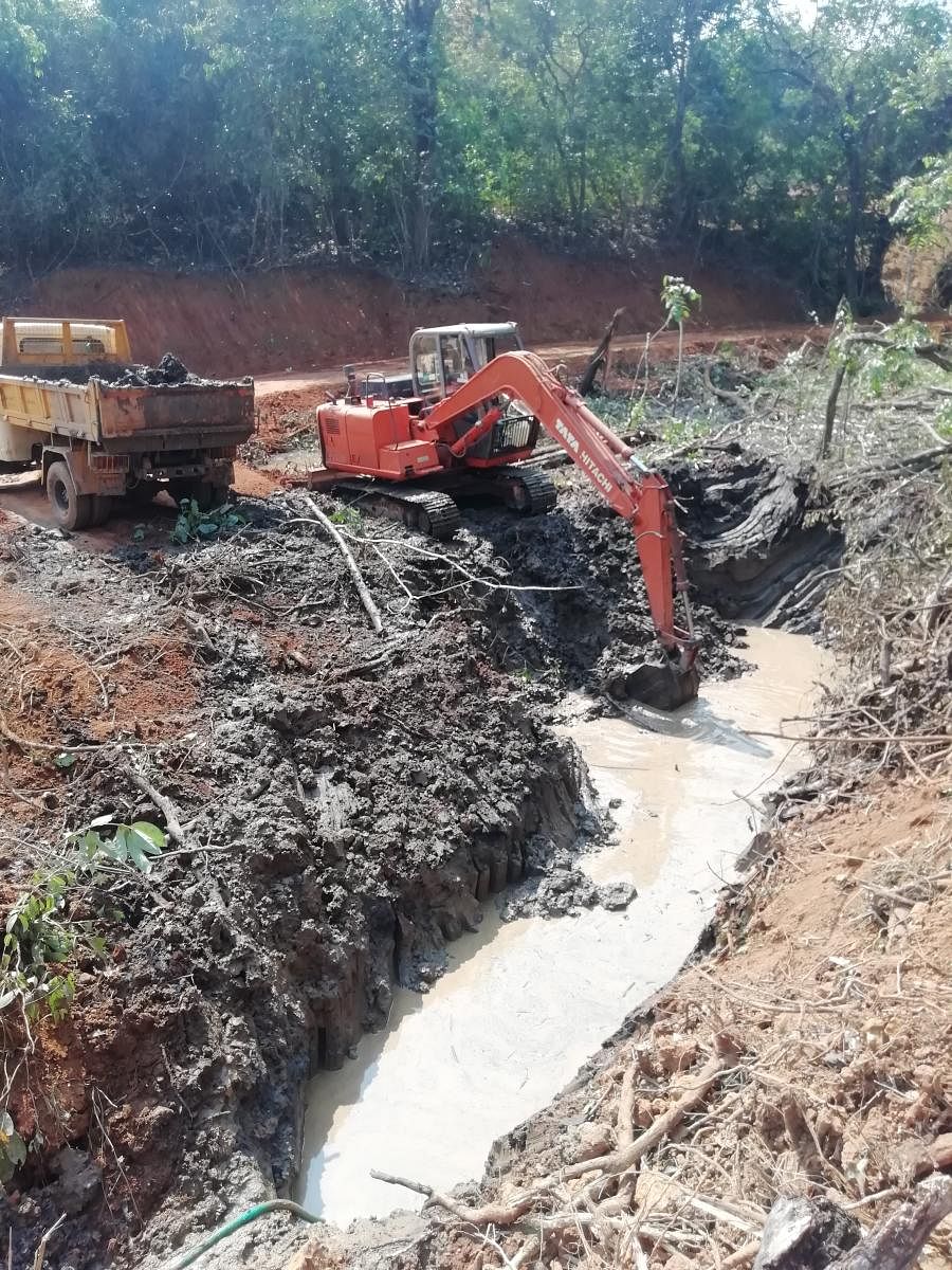 Desilting work in progress at Aanesondilu Tank in Sagar taluk. photos by Akhilesh Chipli