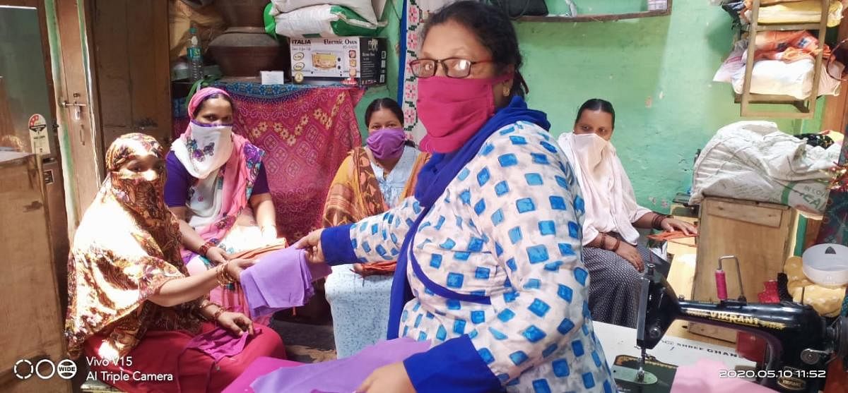 Yasmin Nisar Mangalavadekar has helped 25 families in Dharwad by training them in mask making and bringing them orders.