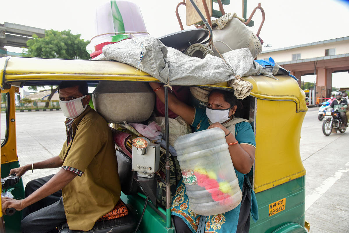 Migrants are leaving Bengaluru to escape the uncertainty brought about by the pandemic. DH PHOTO/B H SHIVAKUMAR