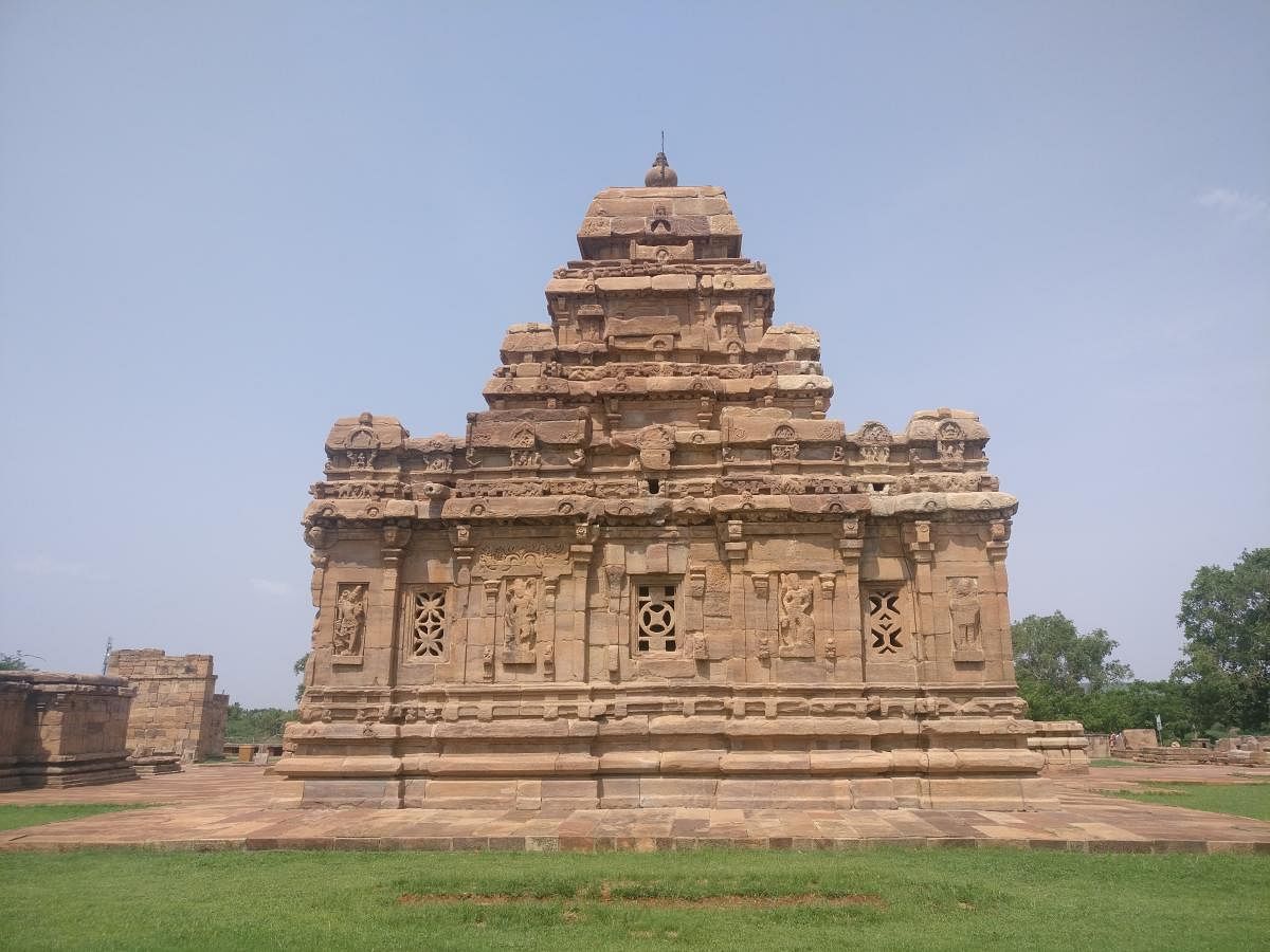 A typical Dravida style structure, at Pattadakallu