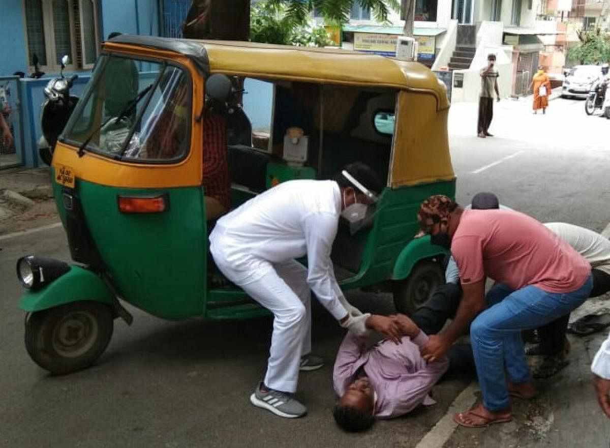 Shankar Mutt ward corporator M Shivaraju help hospitalise a man who collapsed on the road. Special Arrangement
