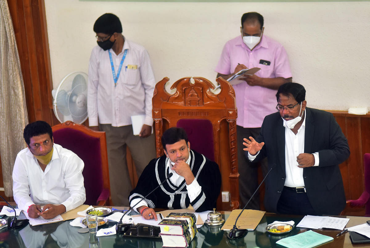 BBMP Commissioner N Manjunatha Prasad speaks at the monthly BBMP council meeting on Tuesday. Mayor Goutham Kumar is also seen. DH photo/Anup Ragh T