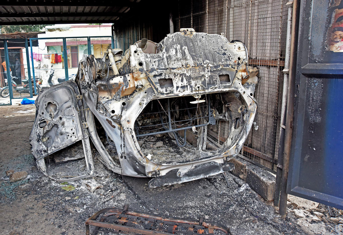 Vehicles burnt by the rampaging mob in DJ Halli. DH PHOTO/M S MANJUNATH