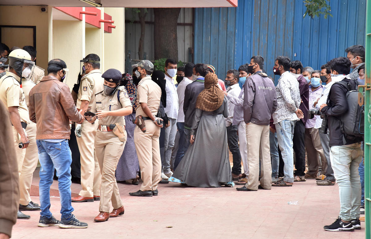 Relatives of a victim of police firing at the Bowring hospital mortuary on Wednesday. DH PHOTO/JANARDHAN B K