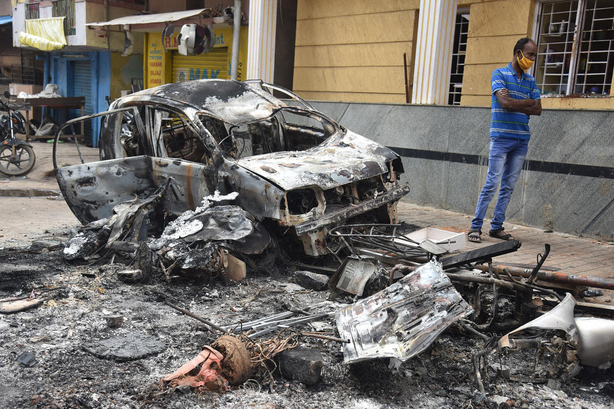 Vehicles burnt by the rampaging mob in DJ Halli. DH PHOTO/M S MANJUNATH