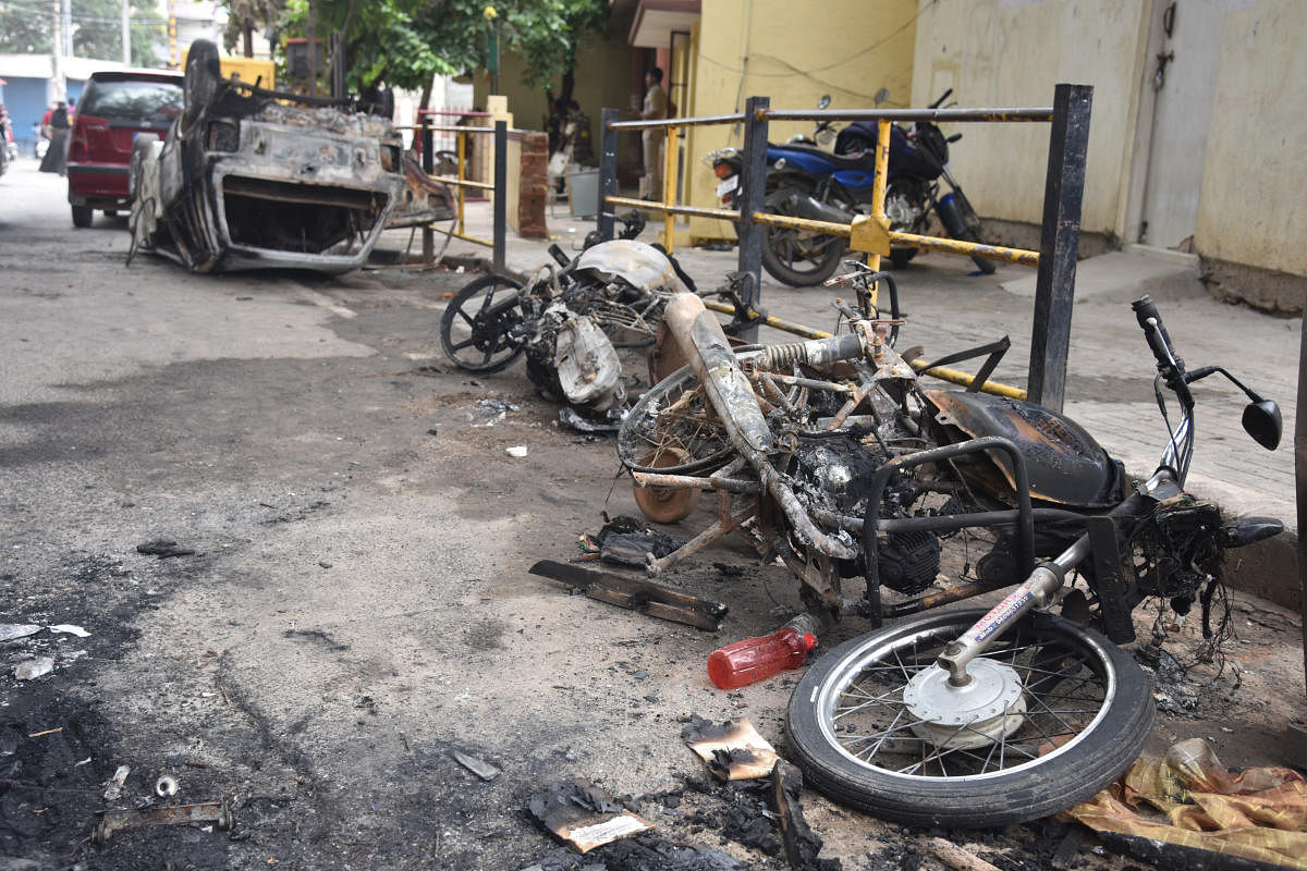 Vehicles burnt by the rampaging mob in DJ Halli. DH PHOTO/S K DINESH